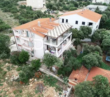 OTOK PAG, MANDRE - Prostrana apartmanska kuća s pogledom na more - cover