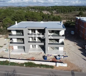 ŠIBENIK, SRIMA – Luksuzan stan u novogradnji, 300 m od mora i plaže - cover