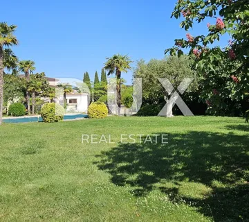 ISTRA, BANJOLE - Građevinsko zemljište s građevinskom dozvolom za vilu te postojećim objektom! Vrhunska lokacija! - cover