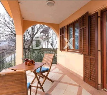 NOVI VINODOLSKI, KLENOVICA -  Kuća s apartmanima i pogledom na more - cover