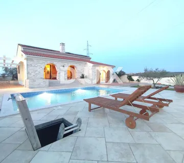 ISTRA, BRTONIGLA - Simpatična kamena prizemnica s bazenom, konobom i velikom okućnicom - cover