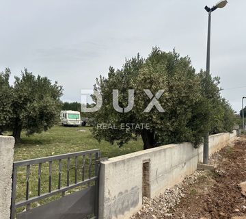 ZADAR, TURANJ - Uređeno građevinsko zemljište ograđeno zidom! - cover