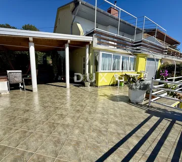 CRIKVENICA, DRAMALJ - Predivna kuća sa dvije stambene jedinice i prostranom terasom! - cover