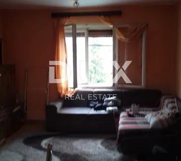 LIKA, OTOČAC – Stan 82 m² s potkrovljem za prenamjenu u još jedan stan+ građevinsko zemljište, TOP lokacija u centru! - cover