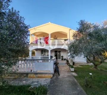 ZADAR, VRSI - Kuća s velikim stanom, tri apartmana i prostranim dvorištem s maslinama! - cover