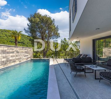 OPATIJA - PRILIKA - moderna dvojna vila s bazenom i wellnessom 500m od plaže, savršena investicija - cover