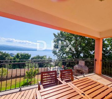 OPATIJA, CENTAR - atraktivan stan s pogledom na more, okućnicom i privatnim ulazom - cover