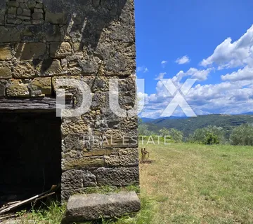 ISTRA, MOTOVUN - Bajkovita prilika za ulaganje u srce Istre, zemljište s kamenim objektom - cover