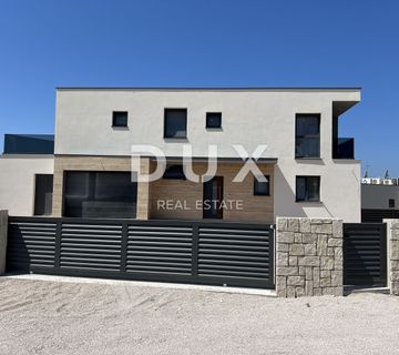 ŠIBENIK, VODICE – Prostrana Vila s prekrasnim pogledom na more - cover