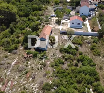 ZADAR, CRNO – Građevinsko zemljište 1.040 m², mirna zona, blizina Zadra! - cover