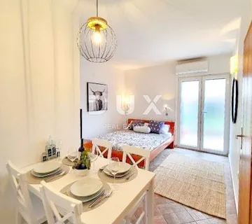 PRIMOŠTEN- Kuća s više apartmana i s prekrasnim pogledom na more - cover