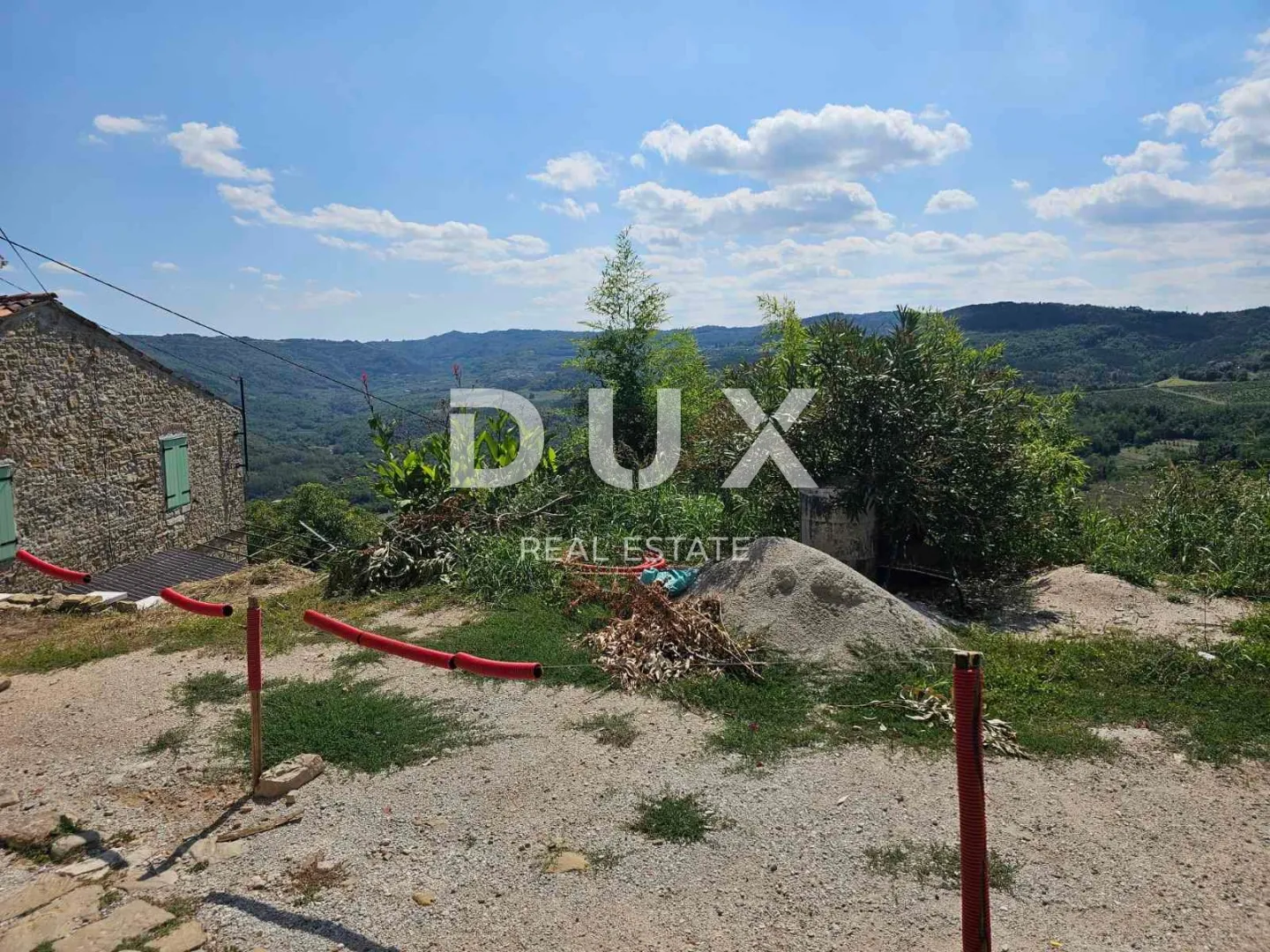 ISTRA, MOTOVUN - Autentična prilika u srcu Motovuna – kameni niz s vrtom i pogledom koji ostavlja bez daha - cover