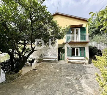 OPATIJA, VEPRINAC - Samostojeća kuća s dva stana i pogledom na more - cover