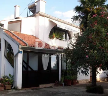 ISTRA, SAVUDRIJA - Dvije kuće s garažama + građevinsko zemljište - 200 m OD MORA!! - cover