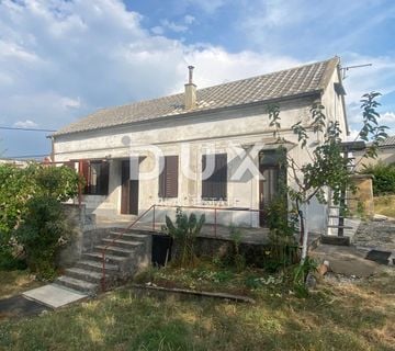 RIJEKA, ČAVLE - samostojeća kuća + 4.000 m2 građevinskog zemljišta okućnice! PRILIKA! - cover