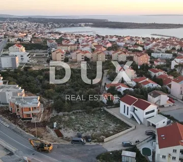 OTOK PAG, NOVALJA - kućica u nizu s bazenom. PRILIKA! - cover