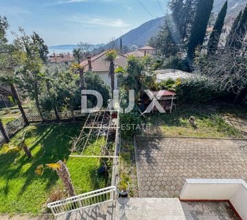 OPATIJA, MOŠĆENIČKA DRAGA – etaža kuće podijeljena na 3 apartmana samo 500 metara od plaže, vrhunska investicija za adaptaciju - cover