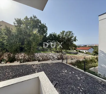 NOVI VINODOLSKI - Stan u novogradnji s okućnicom! - cover