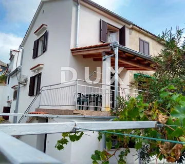 OTOK KRK, BAŠKA - Kamena kuća sa dvije stambene jedinice - Jurandvor, Baška