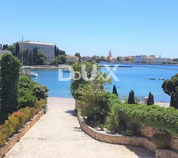 ZADAR, BRODARICA - Vila sa 6 stanova i poslovnim prostorom