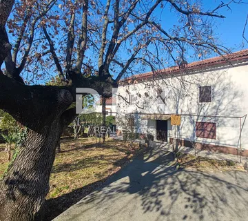 OTOK KRK, MALINSKA – Primorska kuća sa okućnicom - Bogovići, Malinska-Dubašnica