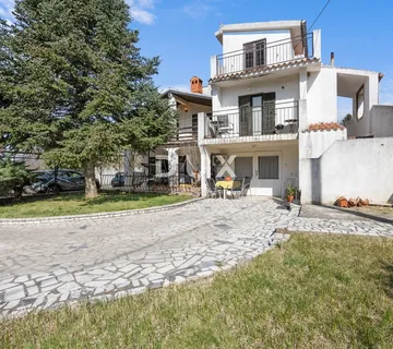ISTRA, LIŽNJAN - Samostojeća kuća s tri stambene jedinice!