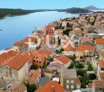 MALI LOŠINJ, CENTAR- Kuća za adaptaciju 90 metara od mora!