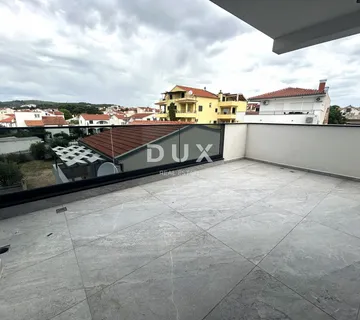 ŠIBENIK, VODICE – Penthouse s krovnom terasom, 120m od plaže, 2 garaže