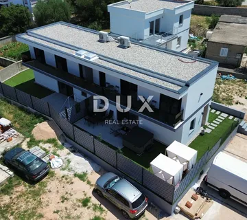ZADAR, VRSI - Kompletno namještena dvojna kuća s pogledom na more i okućnicom! A