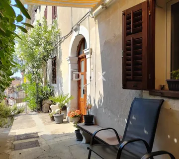 OPATIJA, VOLOSKO - elegantna nekretnina s dva stana na korak od mora, 87m2