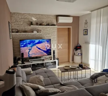KASTAV, RUBEŠI - 3S+DB u zgradi novije gradnje s garažom i okućnicom