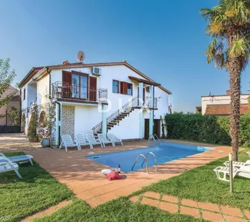 ISTRA, POREČ - Kuća sa bazenom i uređenom okućnicom