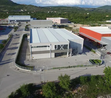 DUGOPOLJE - Reprezentativni poslovno-proizvodni centar 3.559 m² + 2.876 m² manipulativnog prostora, TOP LOKACIJA!