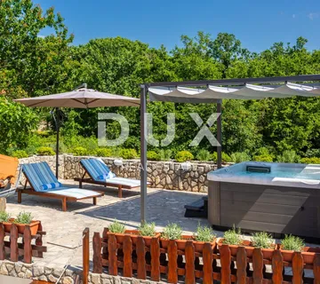 OTOK KRK, VRBNIK (okolica) - PRILIKA! Kuća s bazenom i jacuzzijem