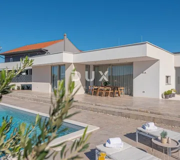ŠIBENIK, BILICE – Novogradnja s bazenom 8x4 na parceli 1000 m² - Stubalj, Bilice