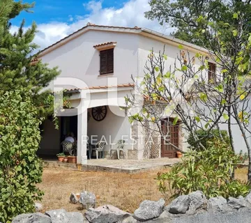 OTOK KRK, KRAS - samostojeća kuća s okućnicom na mirnoj lokaciji - Kras, Dobrinj