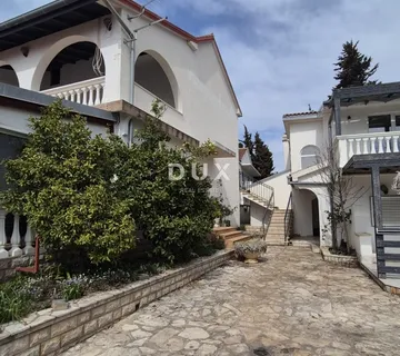 ŠIBENIK, VODICE - Prodaja imanja s 3 objekta 140m od plaže - Srima, Vodice