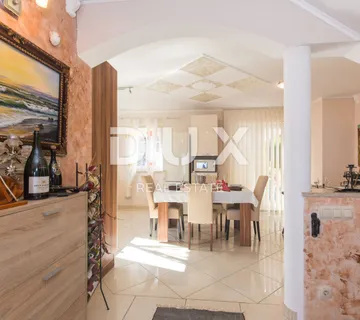 LOVRAN - dvoetažni stan u prekrasnoj dvojnoj kući s bazenom i panoramskim pogledom na more - cover