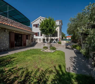 OTOK KRK, GRAD KRK (OKOLICA) - Savršen obiteljski mir: odmah useljiva primorska kuća s velikim terasama na samo 5 minuta od plaža - Vrh, Krk