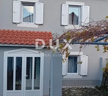 OTOK KRK, OMIŠALJ - renovirana kuća u starom gradu