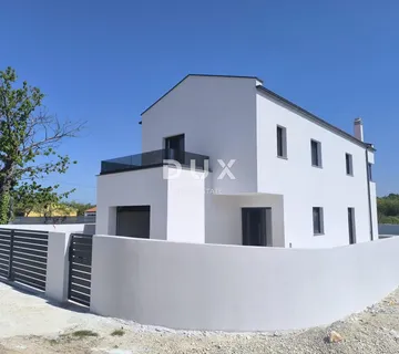 ISTRA, SVETVINČENAT - Kuća s bazenom i garažom u srcu Istre
