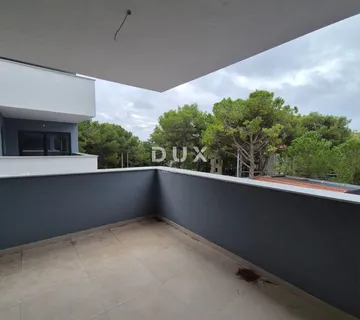 ZADAR, PAKOŠTANE - Moderan stan 70 m² u novogradnji, 100 m od mora!