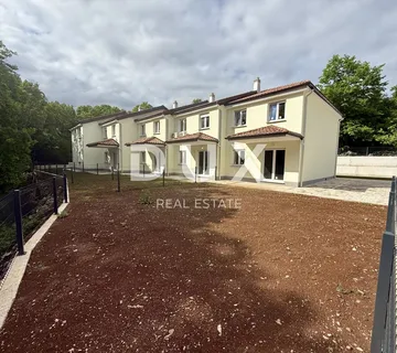 VIŠKOVO, MARINIĆI - Kuća u nizu, novogradnja, 92 m2, okućnica! - Marinići, Viškovo