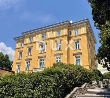 OPATIJA, CENTAR - spoj luksuza i autentičnosti, stan u sređenoj povijesnoj vili u centru Opatije s pogledom
