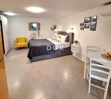 OTOK KRK, GRAD KRK - Garsonijera u prizemlju sa okućnicom