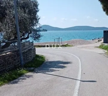 ŠIBENIK, VODICE - kuća s 3 terase i garažom udaljena samo 150 metara od plaže! PRILIKA!