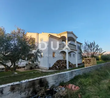 ZADAR, VRSI - Kuća s velikim stanom, tri apartmana i prostranim dvorištem s maslinama!
