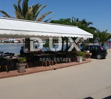 BIBINJE, ZADAR - TOP LOKACIJA! Uhodani restoran s apartmanima 1. red do mora