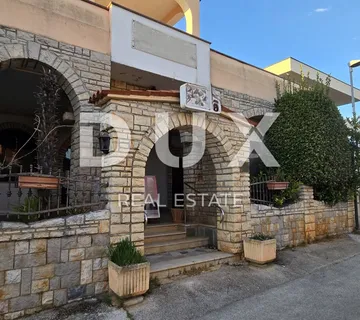 ISTRA, NOVIGRAD - Restoran sa stambenom jedinicom, 550 m od prve plaže, pogled na more - cover