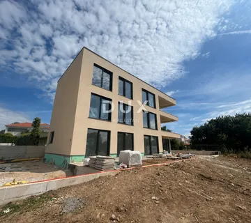 VODICE – 3SS+DB stan s terasom i pogledom na more, 70 m od mora i plaže